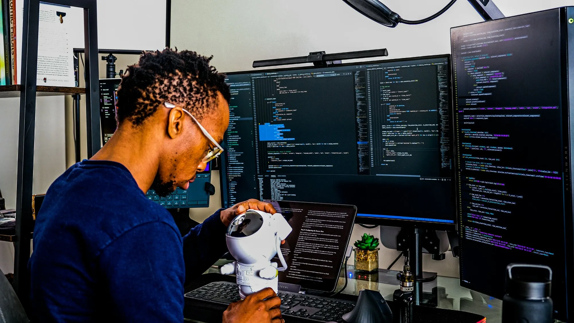 Développeur devant plusieurs écrans de code